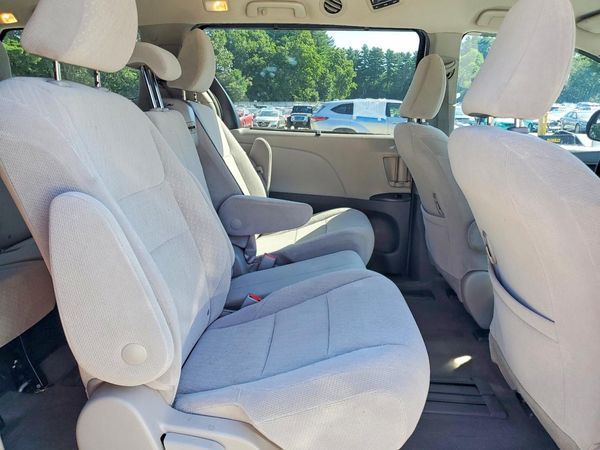 2018 TOYOTA SIENNA LE