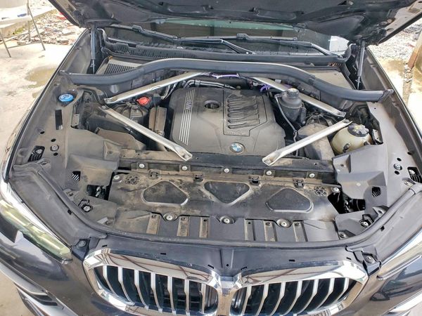 2022 BMW X5 sDrive40i — Engine bay