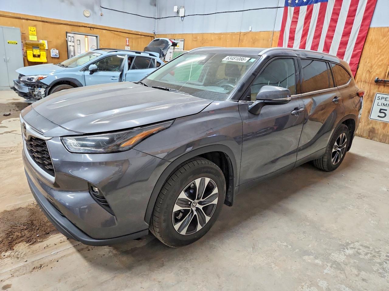 2022 TOYOTA HIGHLANDER XLE