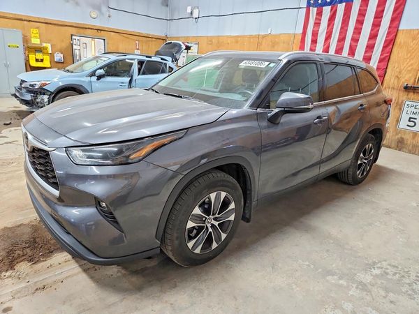 2022 TOYOTA HIGHLANDER XLE