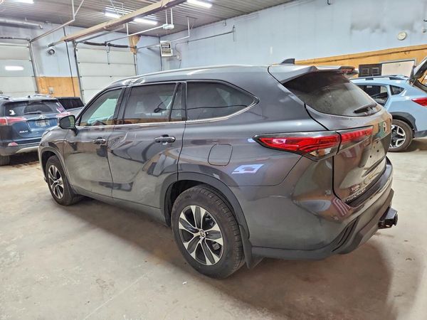 2022 TOYOTA HIGHLANDER XLE