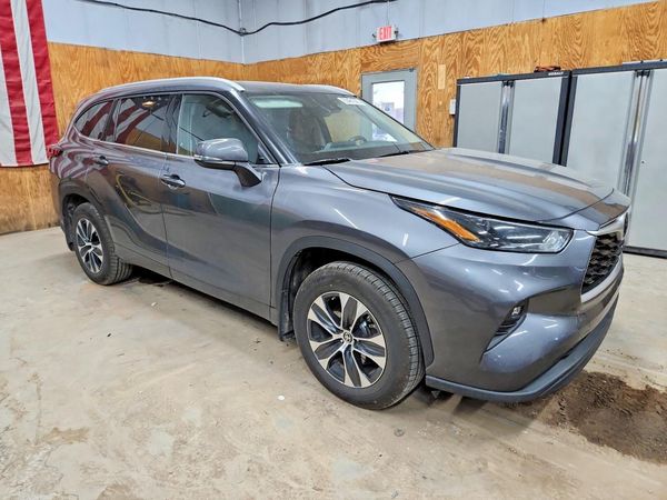 2022 TOYOTA HIGHLANDER XLE