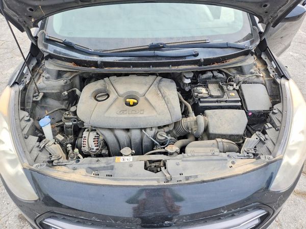 2016 HYUNDAI ELANTRA — Engine bay