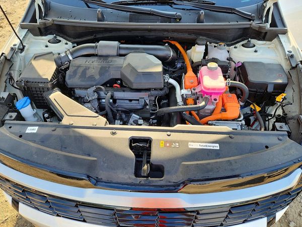 2026 KIA SPORTAGE SX-P, SX-Prestige — Engine bay