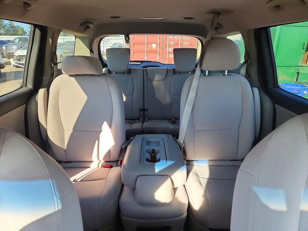 2017 KIA SEDONA LX