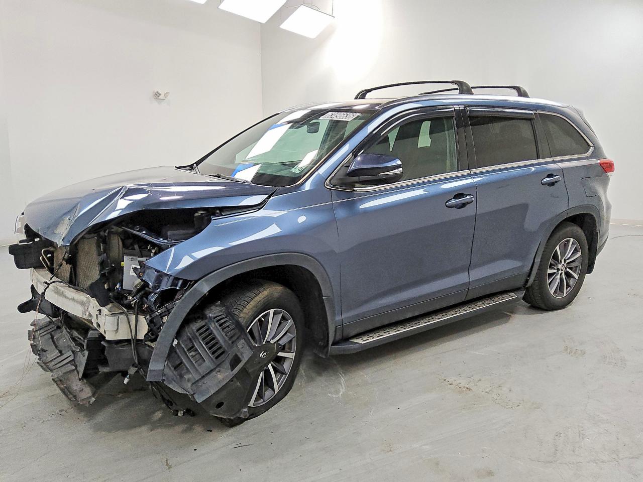 2019 TOYOTA HIGHLANDER SE/XLE — Front 3/4