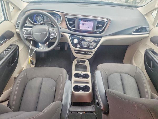 2022 CHRYSLER VOYAGER LX