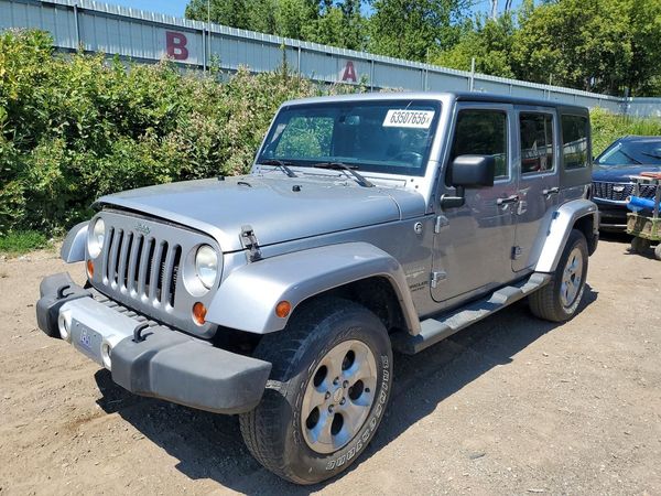 2013 JEEP WRANGLER Sahara — Front 3/4