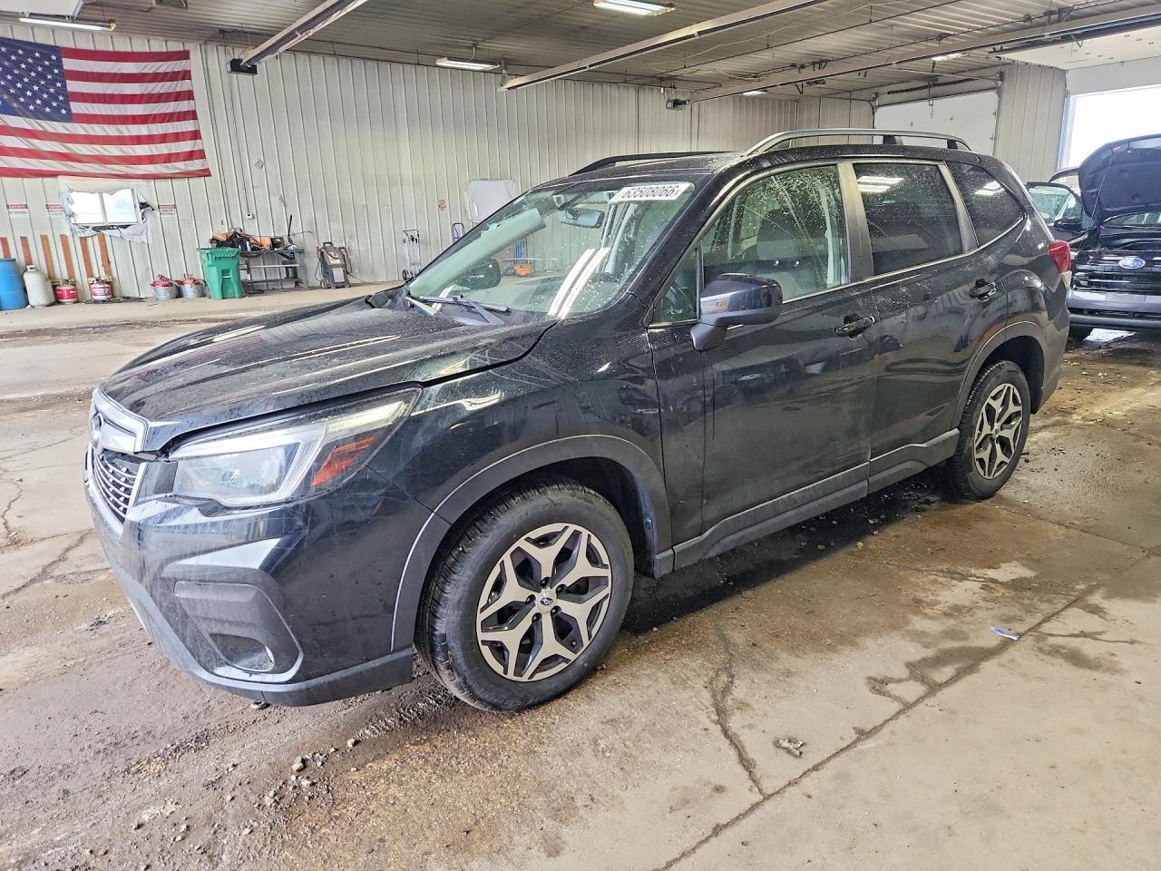 2021 SUBARU FORESTER Premium — Front 3/4