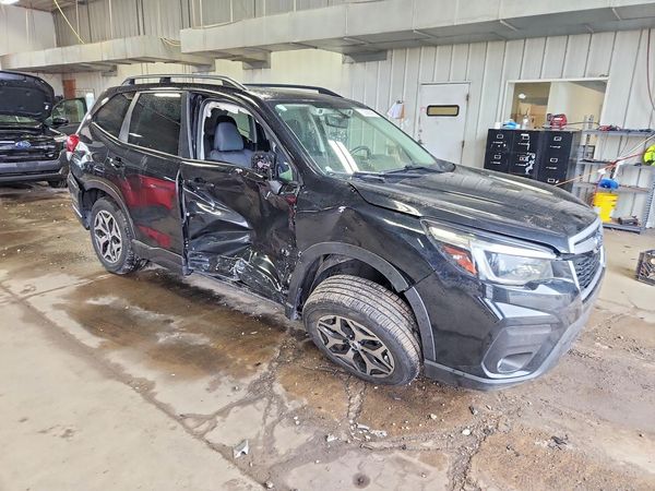 2021 SUBARU FORESTER Premium — Passenger 3/4