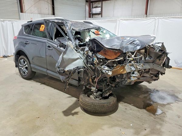 2018 TOYOTA RAV4 LE — Passenger 3/4