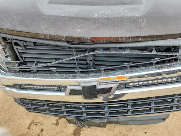 2019 CHEVROLET SILVERADO LT — Engine bay