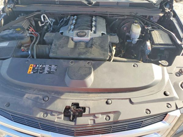 2019 CADILLAC ESCALADE Premium Luxury — Engine bay