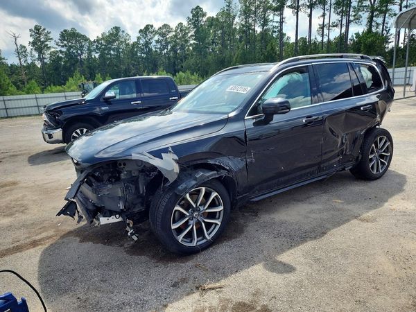2018 VOLVO XC90 Momentum — Front 3/4