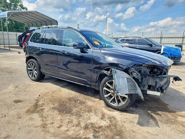 2018 VOLVO XC90 Momentum — Passenger 3/4
