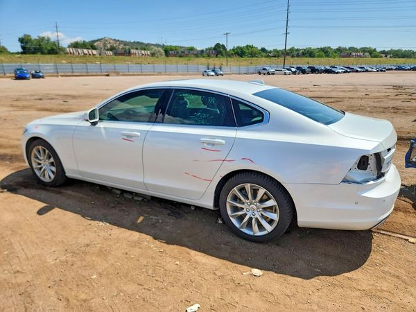2017 VOLVO S90 Momentum