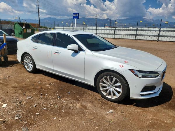 2017 VOLVO S90 Momentum