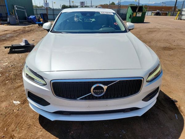 2017 VOLVO S90 Momentum