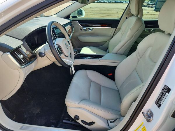2017 VOLVO S90 Momentum