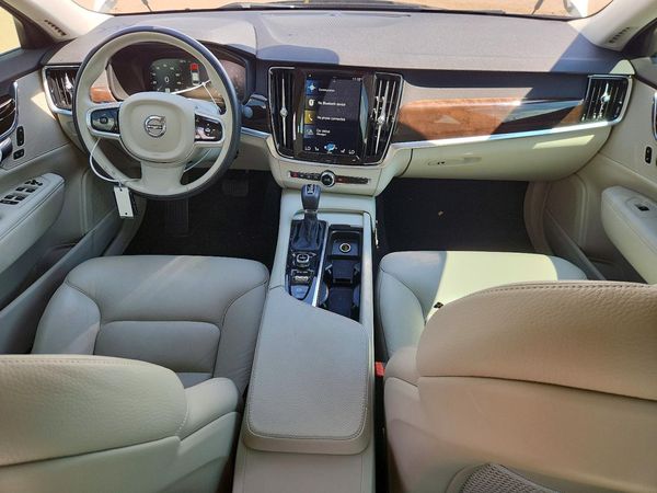 2017 VOLVO S90 Momentum