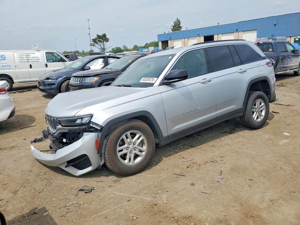 2025 JEEP CHEROKEE Laredo, Altitude — Front 3/4