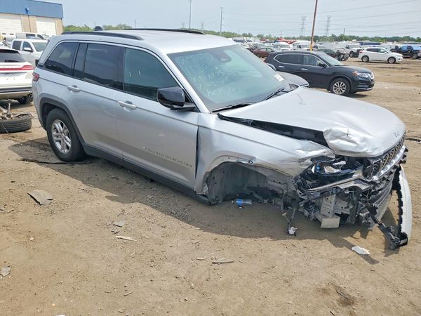 2025 JEEP CHEROKEE Laredo, Altitude — Passenger 3/4