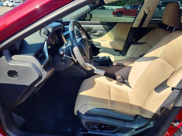 2020 LEXUS ES 300h Ultra Luxury