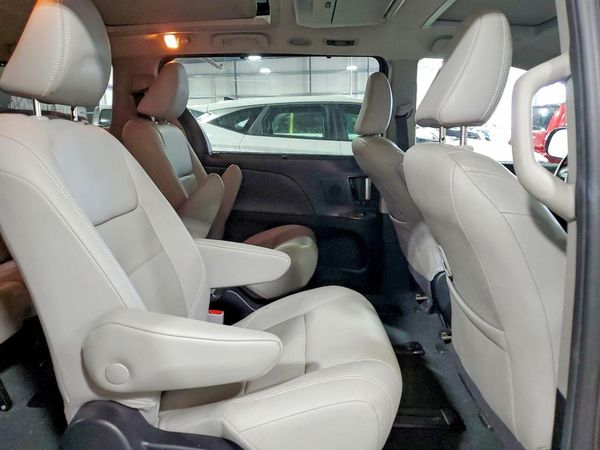 2020 TOYOTA SIENNA Q grade