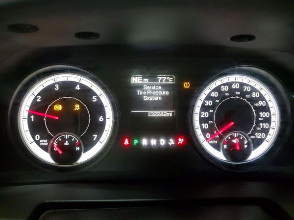 2014 RAM 1500 SLT CREW CAB 4X4