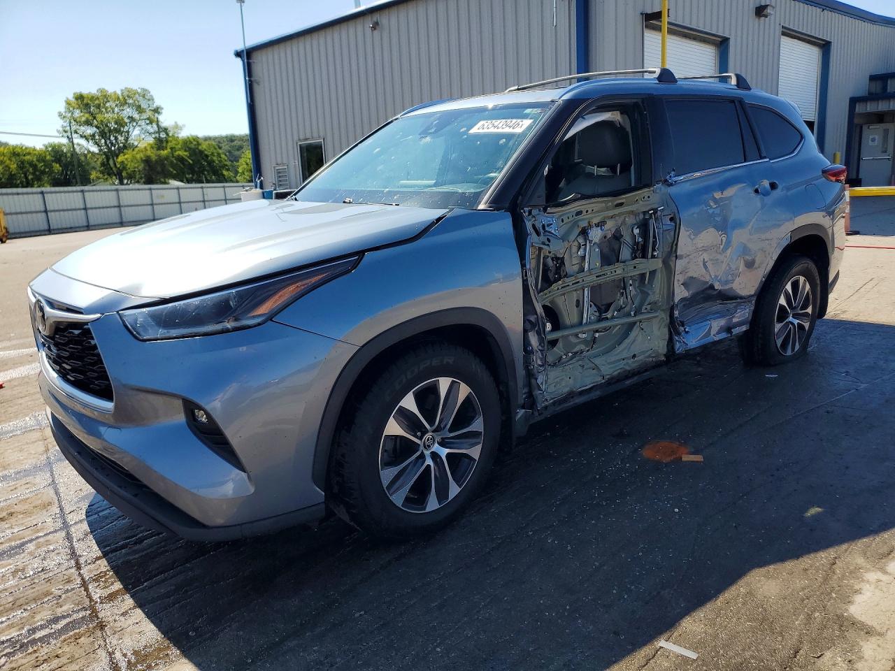 2021 TOYOTA HIGHLANDER XLE Nav