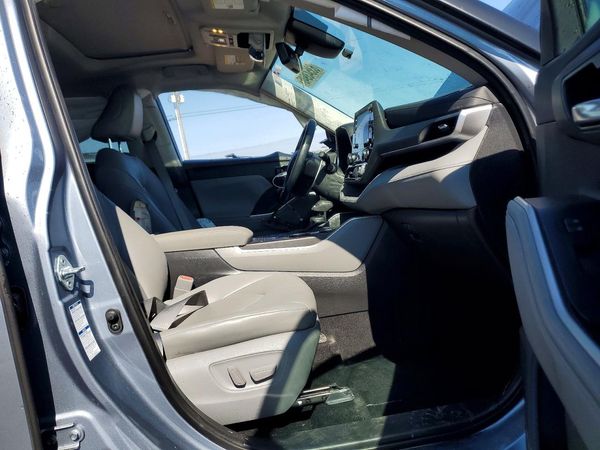 2021 TOYOTA HIGHLANDER XLE Nav