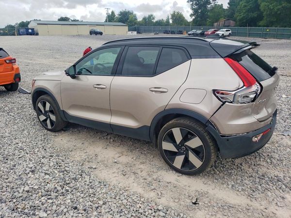 2023 VOLVO XC40