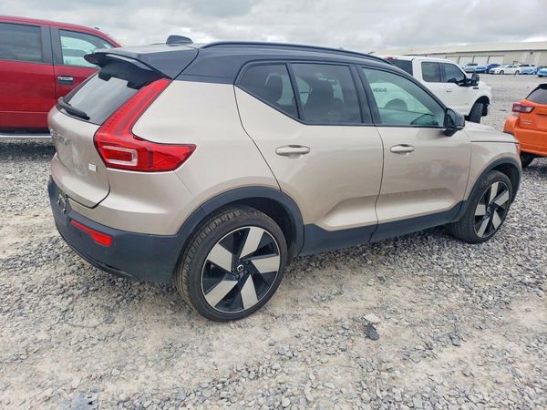 2023 VOLVO XC40