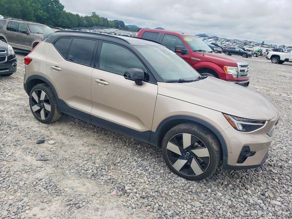 2023 VOLVO XC40