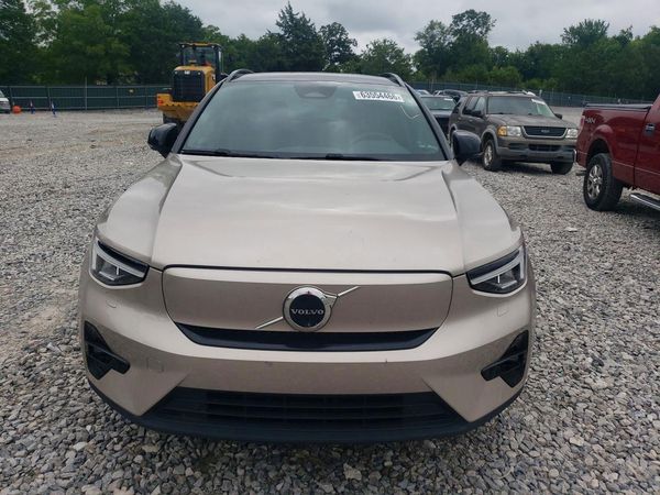 2023 VOLVO XC40