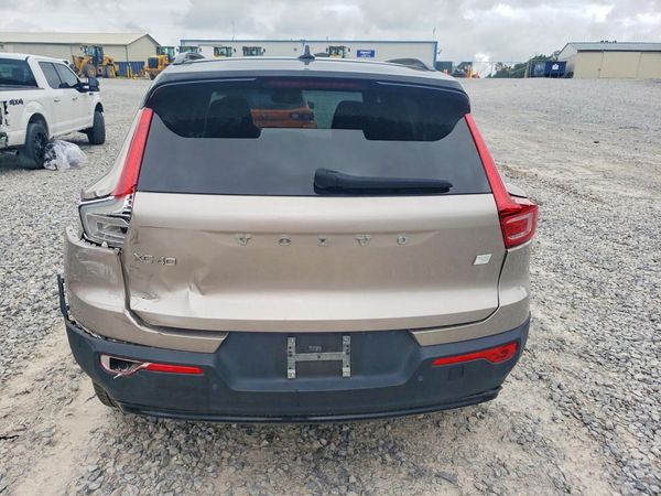 2023 VOLVO XC40