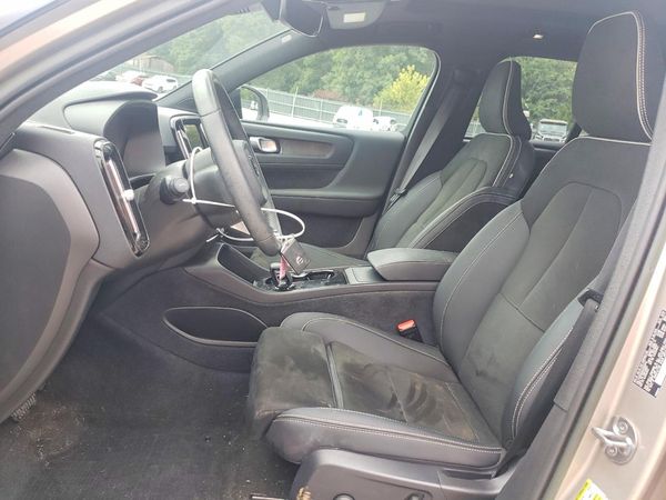 2023 VOLVO XC40