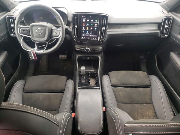 2023 VOLVO XC40