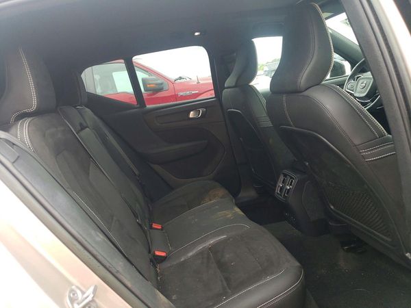 2023 VOLVO XC40