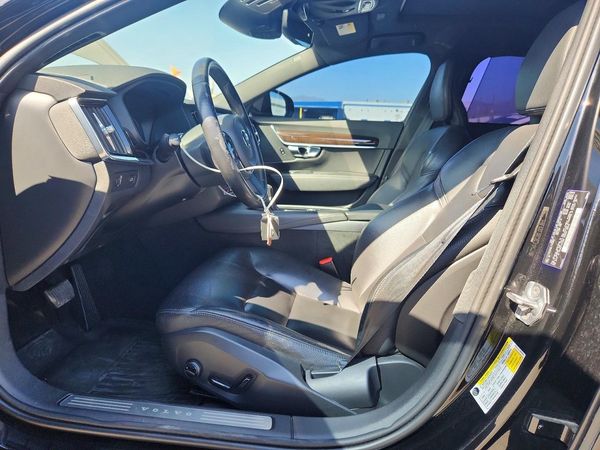 2020 VOLVO S90 Momentum