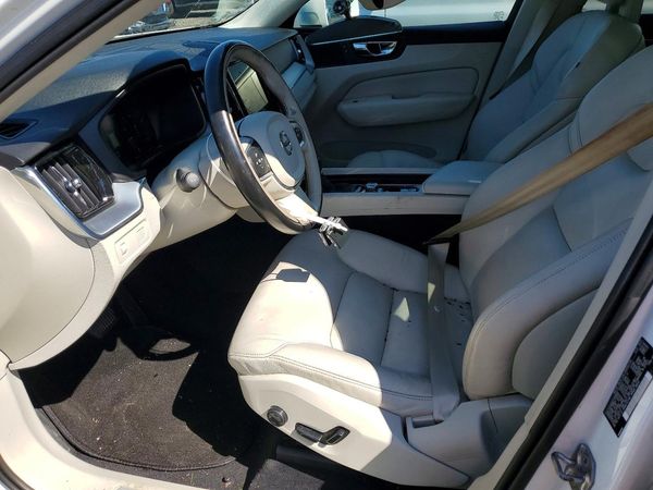 2018 VOLVO XC60 Momentum
