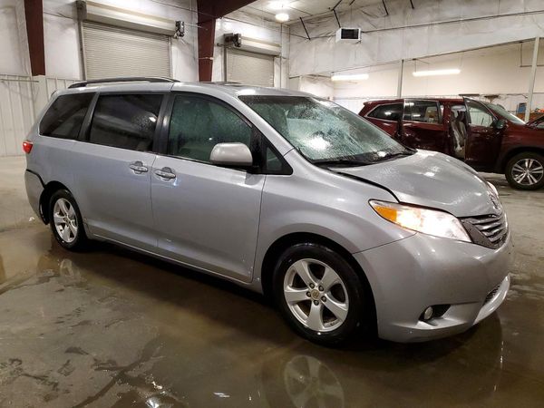 2016 TOYOTA SIENNA