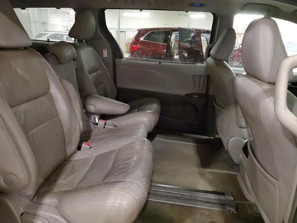 2016 TOYOTA SIENNA