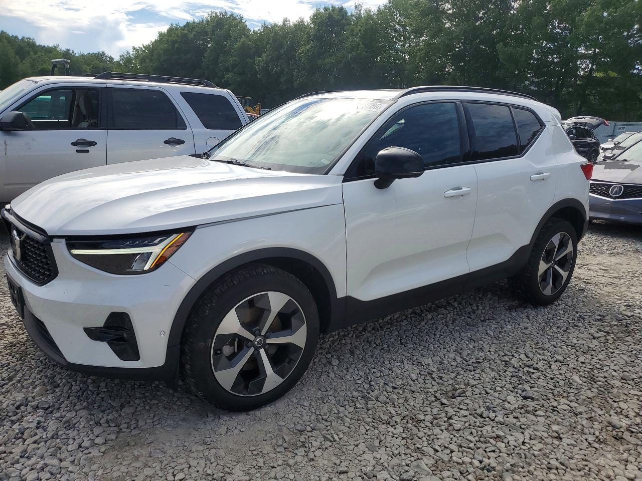 2024 VOLVO XC40