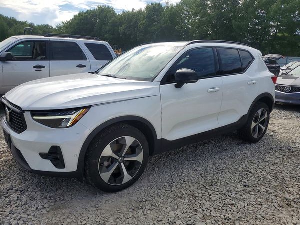 2024 VOLVO XC40