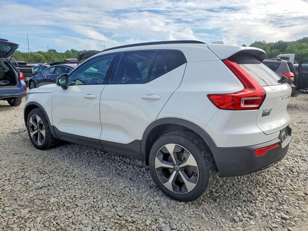 2024 VOLVO XC40