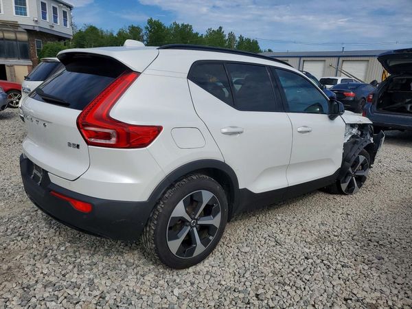 2024 VOLVO XC40