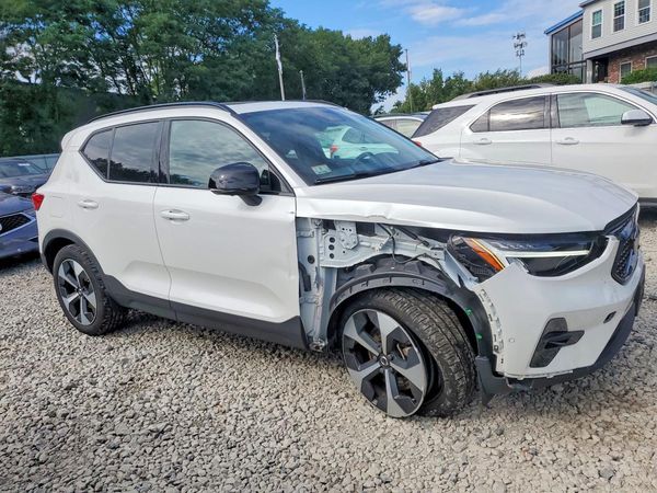 2024 VOLVO XC40