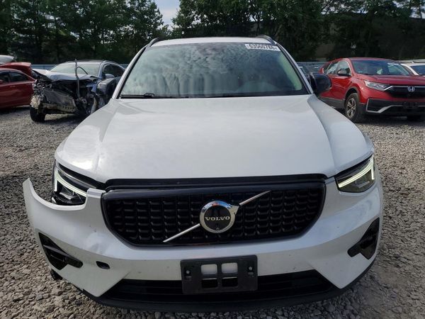 2024 VOLVO XC40