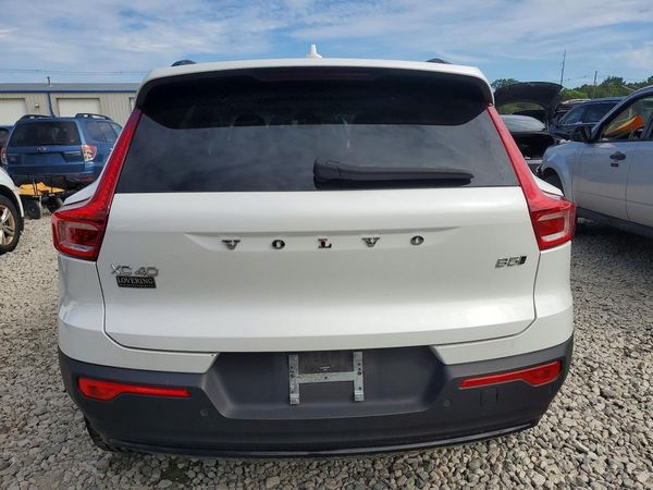 2024 VOLVO XC40